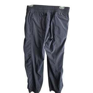 Athleta La Viva Capris Size 2 Pull on Drawstring closure Color Black pockets